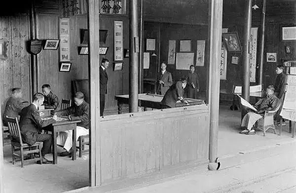 美国人在鞋盒里发现了6000张中国老照片，轰动全世界