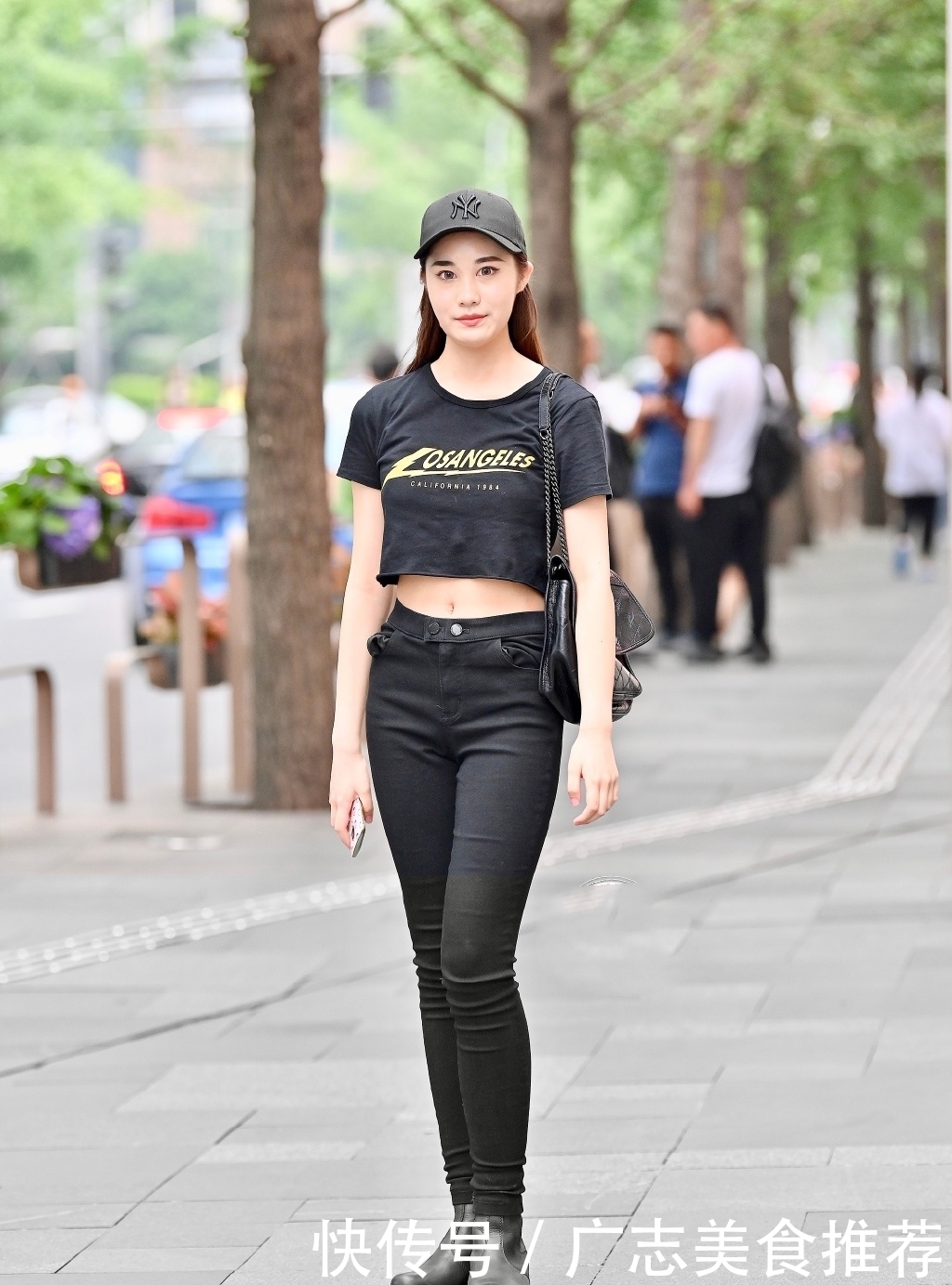 上身|百搭的修身牛仔裤,身材窈窕婀娜的小姐姐,穿上身舒适又时髦!