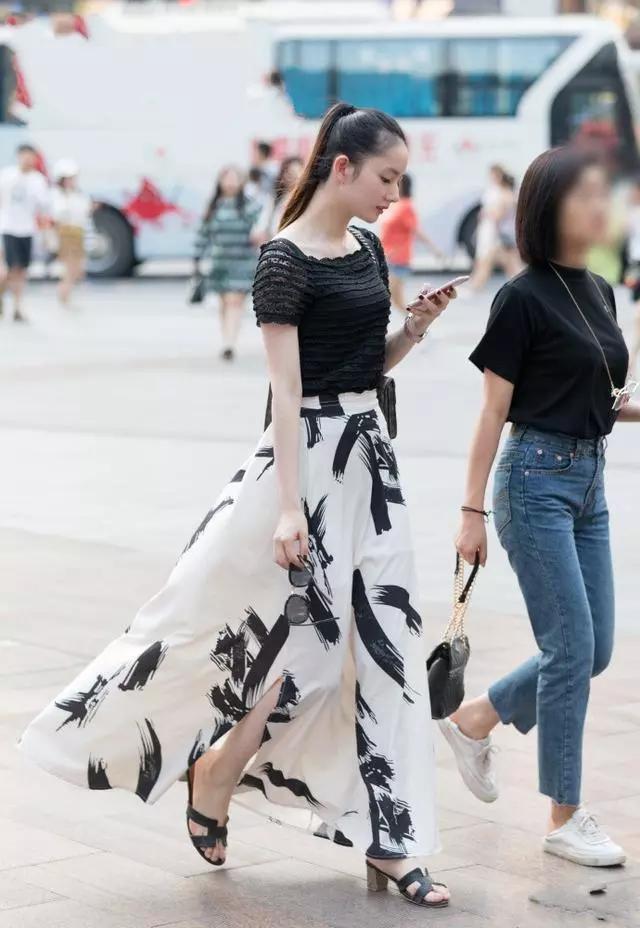 街拍：夏季一件简单的连衣裙就能让你美得出众，秀出苗条身材