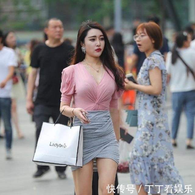  短裙■轻熟美女穿修身短裙，好身材一展无遗！