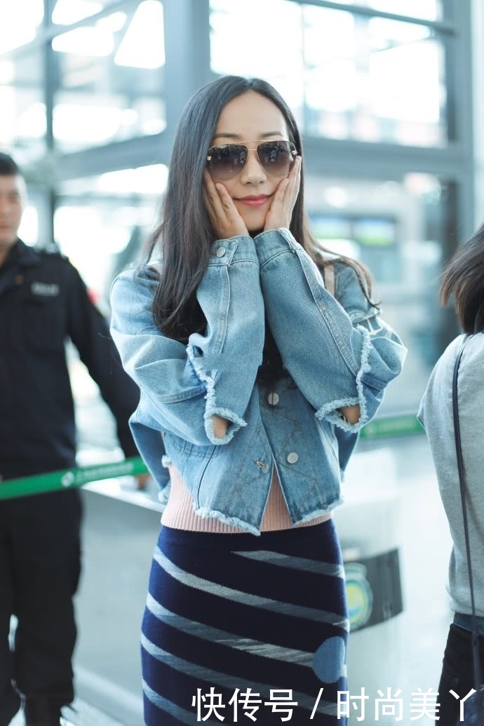 韩雪再次惊艳众人!连衣裙就靠在腰上打结固定住,网友:会玩!