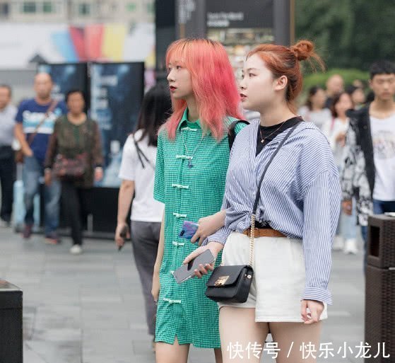 拥有|街拍:拥有异域风情的“小姐姐”,没想到上衣还能够这样穿?