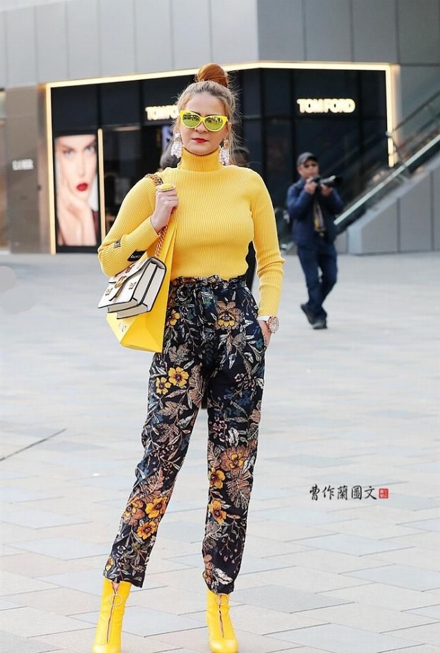  #美女#街拍：敢于驾驭一身鹅黄的美女