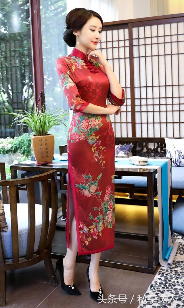 轻盈飘逸的长款香云纱旗袍裙，更有妩媚风情，更显优雅气质