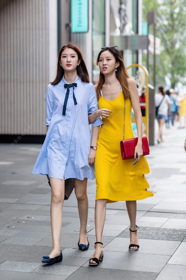 街拍：夏日街头的美女皮肤白皙，一件吊带裙时尚中透露出一丝性感