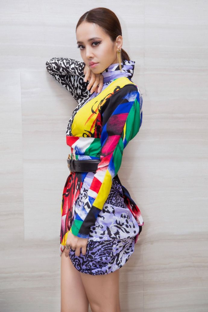 蔡依最新性感写真曝光，波普风连衣裙秀美腿，展性感女王范儿