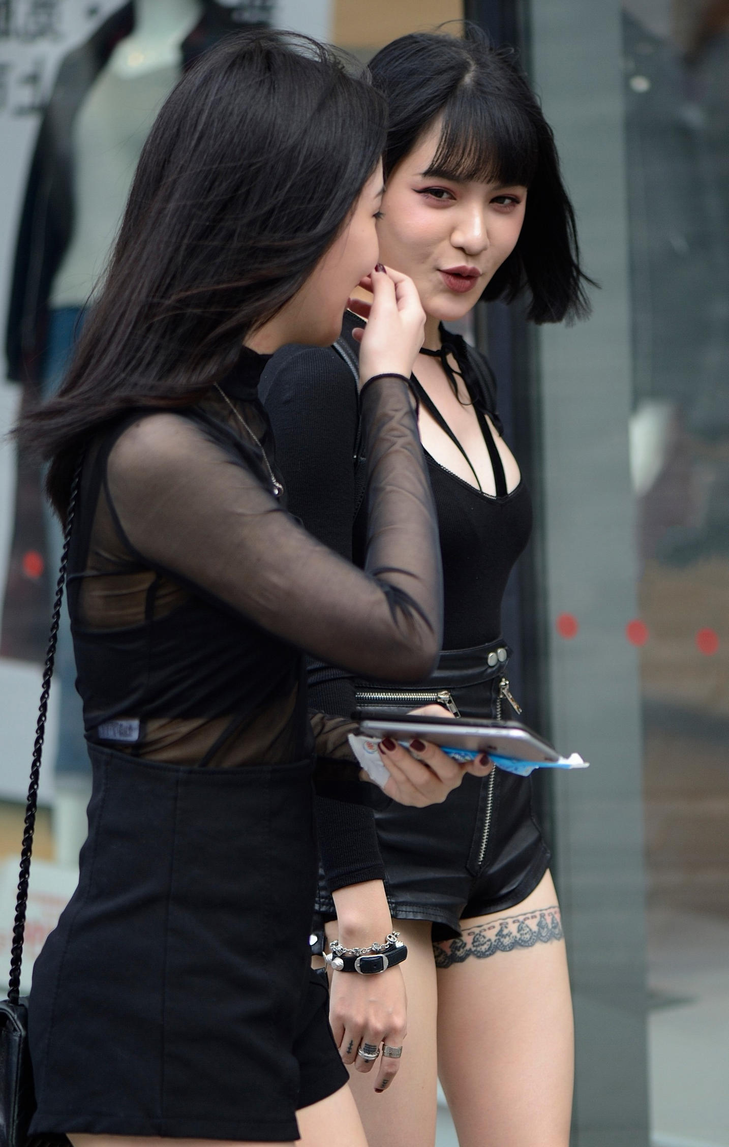 气质小姐姐与闺蜜街头凹造型，大腿处的纹身看起来不简单