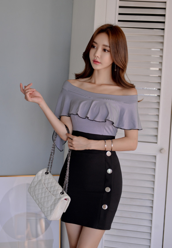 女神孙允珠，沥青花蛾荷叶飘带抹胸包臀裙