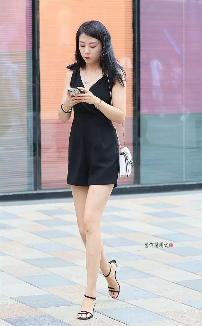 街拍：这些美女不仅拥有大长腿