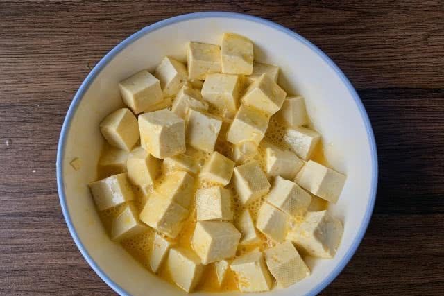  「中倒入适量」嫩豆腐别直接下锅炒，多做一步，豆腐鲜香滑嫩，比吃肉还过瘾