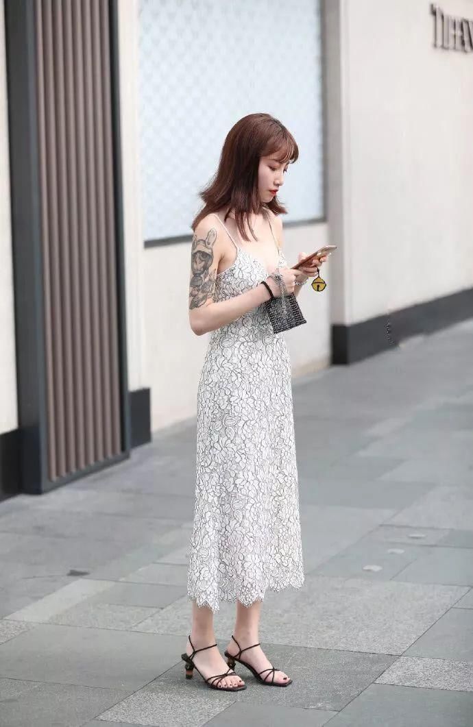 街拍:纹身的吊带小女孩，最多20岁!