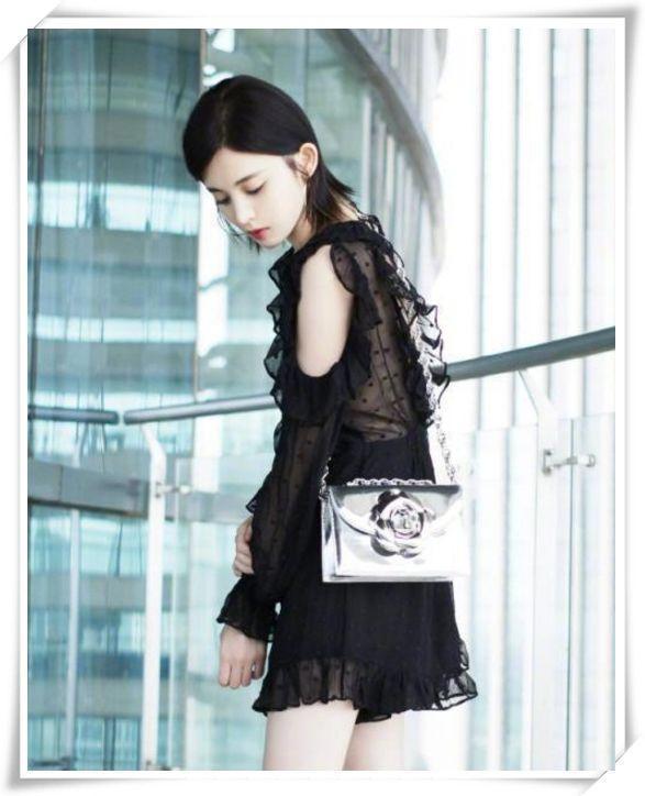 娜扎和关晓彤同穿小黑裙，网友：一个女人味美炸，一个像大妈丑哭