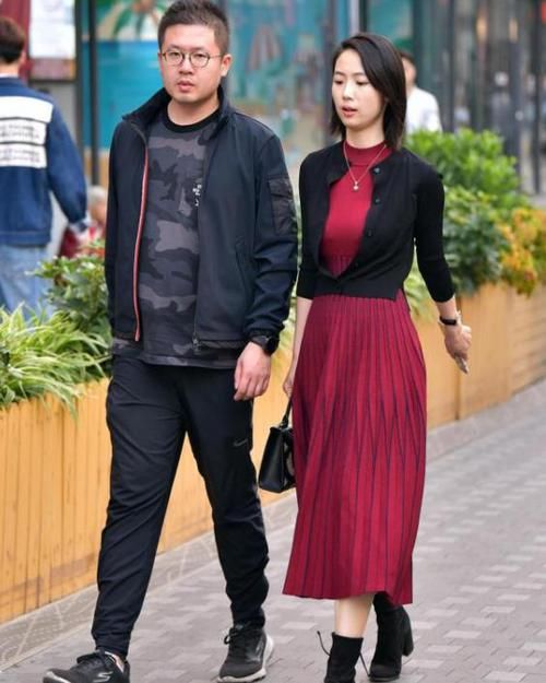  『皮衣』街拍：秀外慧中的美女，一件黑色皮衣配深蓝色半裙，时尚气质十足