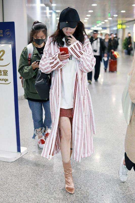 杨幂抹胸碰上苍井空，网友：我选苍井空因为她演的好！