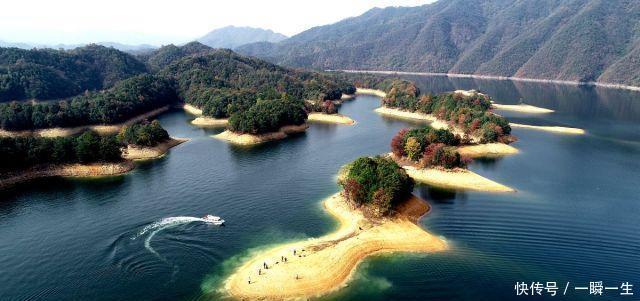 安徽黄山：太平湖秋日色彩斑斓，蓝天下小岛形似鹿角美景如画