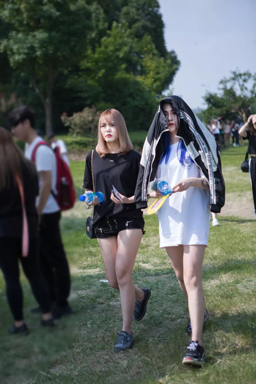 街拍路人，时尚潮流的亮丽穿搭，点燃你的夏日时尚激情