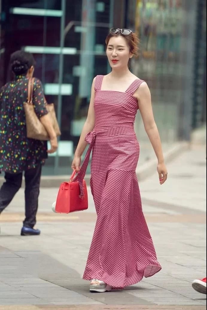 街拍路人，炎热的夏日就该这样打扮自己，无需过多修饰也能美美哒