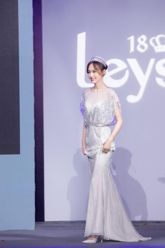 赵丽颖变身白天鹅，气质秒杀高冷女神唐嫣！