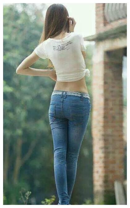 很会打扮的漂亮女孩,搭配紧身牛仔裤,尽显时尚的魅力!