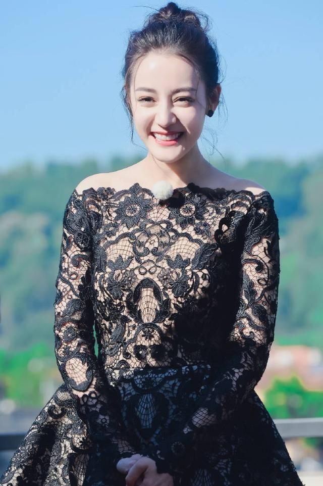 很多女星选择在出席活动的时选择镂空装，蒋欣性感，姓张的她最美