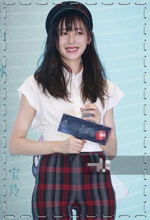 看了张天爱的活动照，再看机场照，网友：真不相信这是同一双腿！