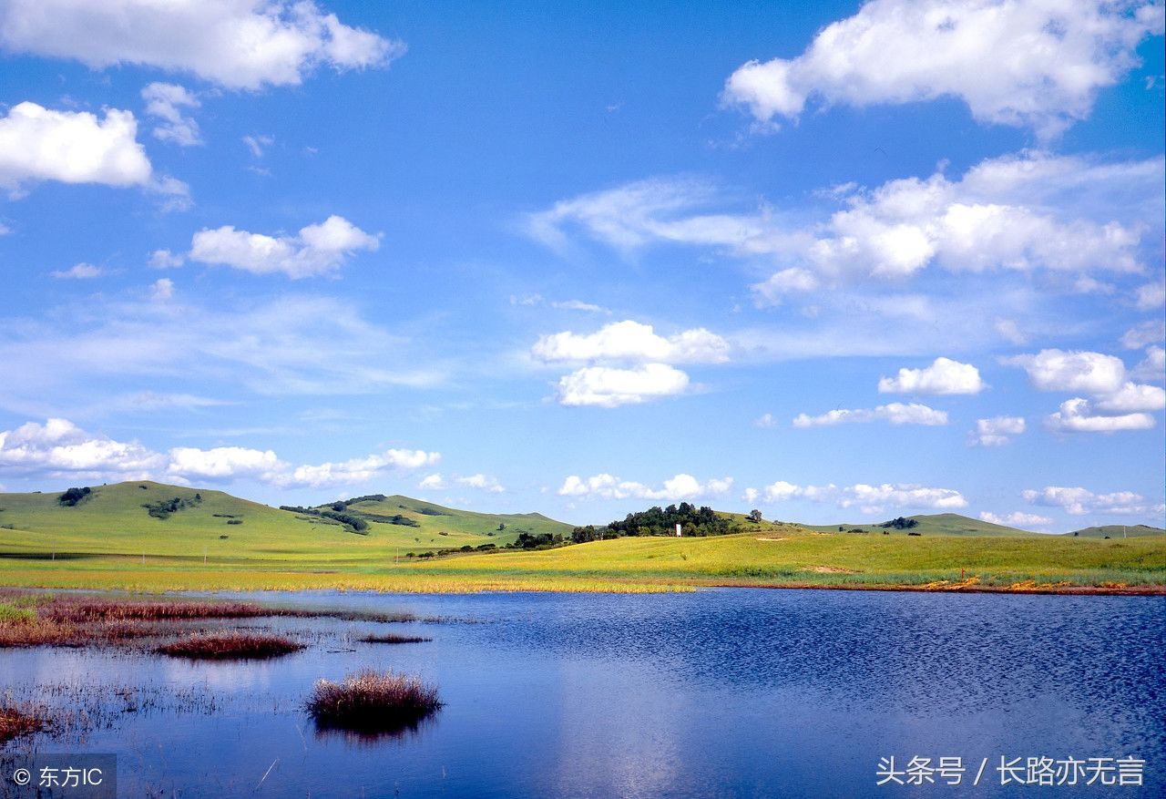 秋日天空，天高云淡，往事都已遥远，甚至记不清某一朵云的微笑