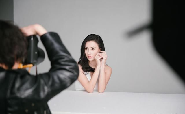 「 白裙」一袭白裙美成仙，网友：娱乐圈最美辣妈，张柏芝最新广告太惊艳