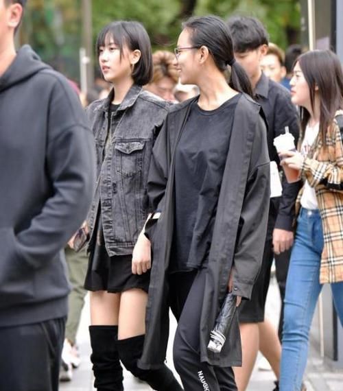 『气质』街拍:名嫒美姝的美女,一条墨绿色的连衣裙,时尚魅力气质十足