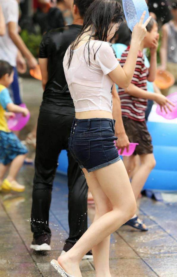 美女穿牛仔热裤, 背影十分迷人, 网友: 身材相当好