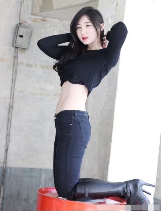 美丽的女人这样搭配牛仔裤，凸显出女人的魅力与迷人身材！