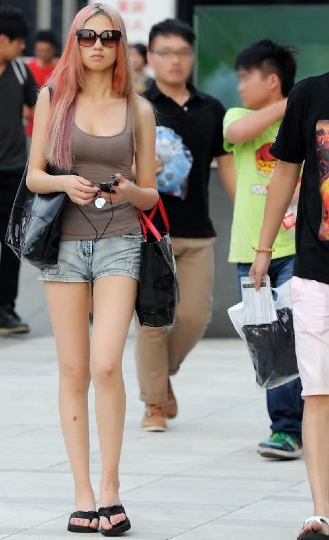 时尚妖艳美女小姐姐，浅色牛仔裤搭配灰色吊带背心尽显傲人身姿！