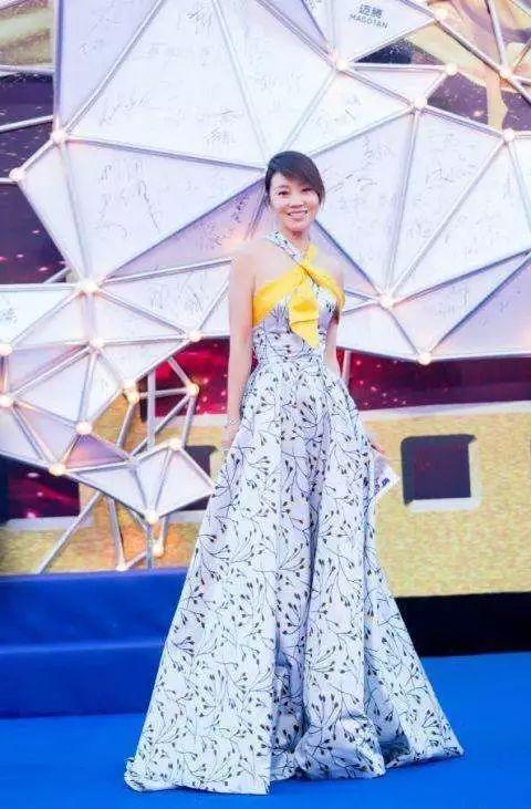 闫妮赶时髦也穿露肩装,光靠几根绳子撑着,都勒成这样子了!