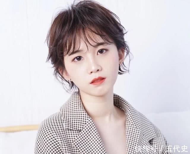 女生@小个子女生别留“黑长直”,今年最流行的4种短发,既显高又瘦脸