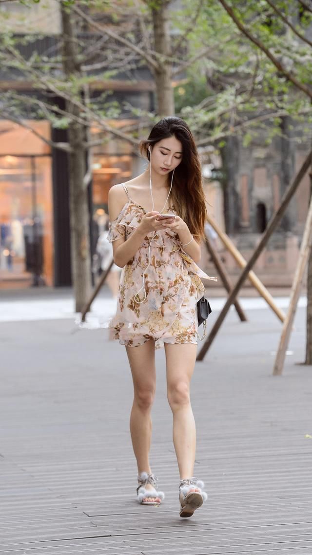 路人街拍，连衣裙加上时尚凉鞋的女神范
