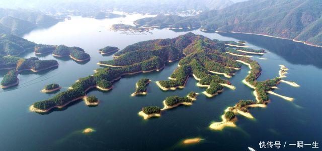 安徽黄山:太平湖秋日色彩斑斓,蓝天下小岛形似鹿角美景如画