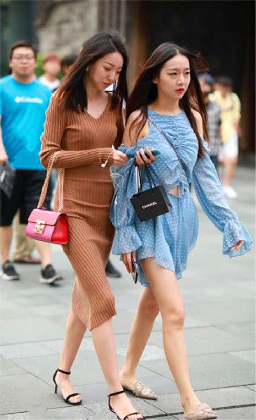  [闺蜜]街拍：时尚闺蜜逛街，时尚靓丽，成为街头的焦点
