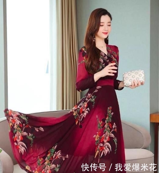 #女人#连衣裙不是贵就行了,70后女人穿这种款更年轻,遮肚显瘦又高贵