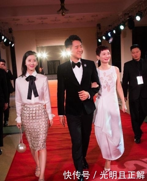 『 章泽天』越来越有贵妇范儿,穿普通黑西装都像女强人,章泽天嫁给刘强东后