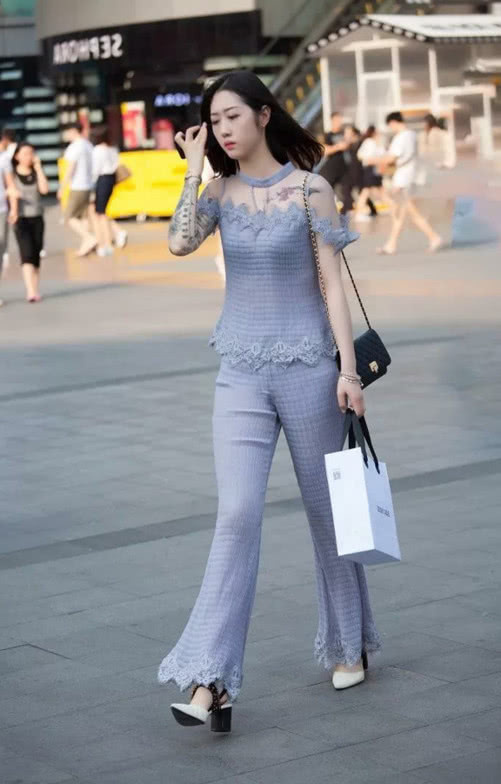 修身穿搭尽显迷人的身材曲线，网友：小姐姐快往后看有人拍你