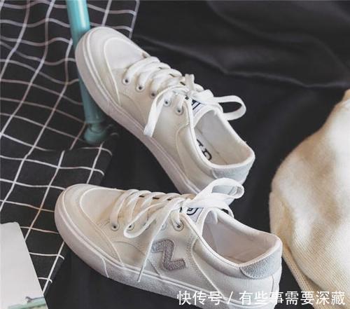  「搭配」无论是阔腿裤还是连衣裙，今年春夏都流行搭配帆布鞋穿！
