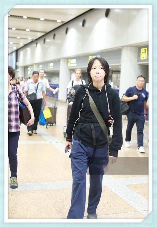 窦靖童再现机场，终于把茶缸抛弃了，可一个转身我发现我错了!