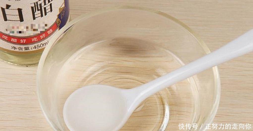  [皮肤]牙膏加“它”敷脸，不出一个月皮肤白嫩光洁，色斑、黑头也变淡了