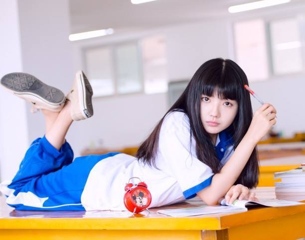 搞笑段子:说实话那女的长得真挺漂亮,我就多看