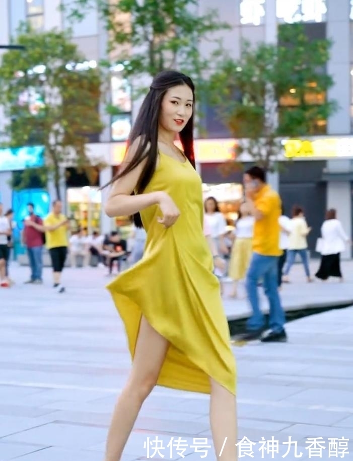  哥哥■美女撩裙子是什么意思，看到喜欢的小哥哥了吗？