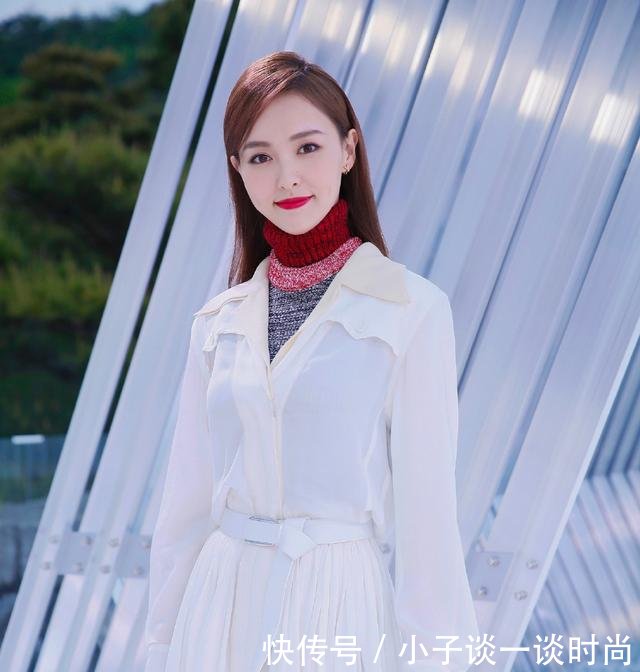 唐嫣金色高跷裤简直是显的腿长一米八的节奏，这回眸简直就是女神