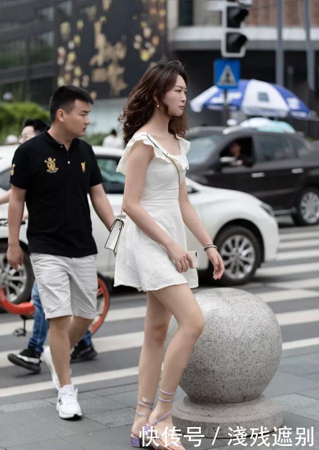  「红色」搭配一双高跟鞋，比较甜美性感系的款式，搭配细高跟十分显气质