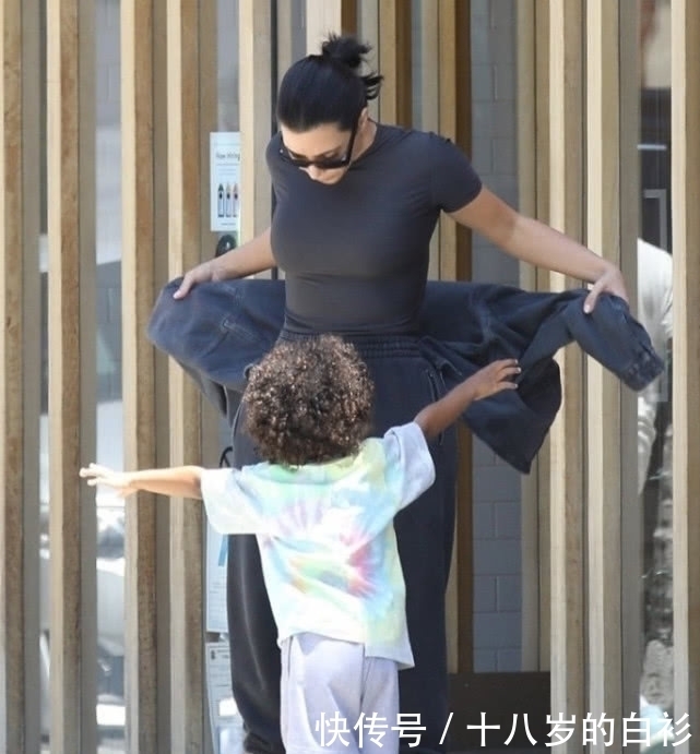 高跟鞋■卡戴珊穿高跟鞋为啥还能单手抱50斤的娃?看完她的胯,不简单!