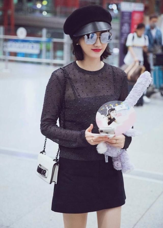 景甜现身机场，穿着黑色透视上衣和皮裙，性感轻熟女，美极了!