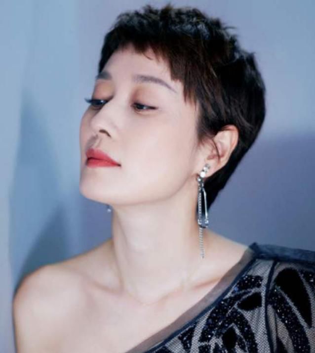 「时髦」女人别再留黑长直了,很显老,今年流行这4种发型,时髦又显脸小
