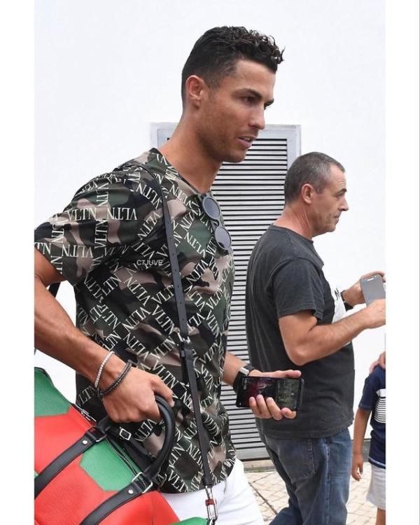 c罗■乔治娜一袭睡衣风白衣秀身材，身材比伊莲娜惊艳，C罗携女友现身